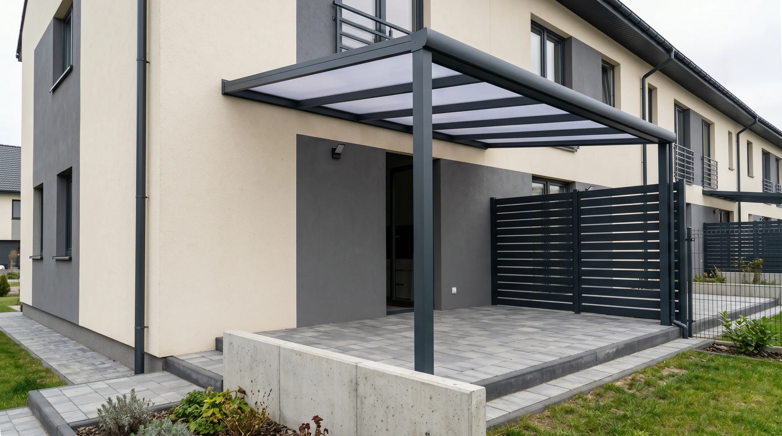 Zadaszenie tarasowe z aluminiową konstrukcją i przeszklonym dachem nad tarasem przed nowoczesnym budynkiem